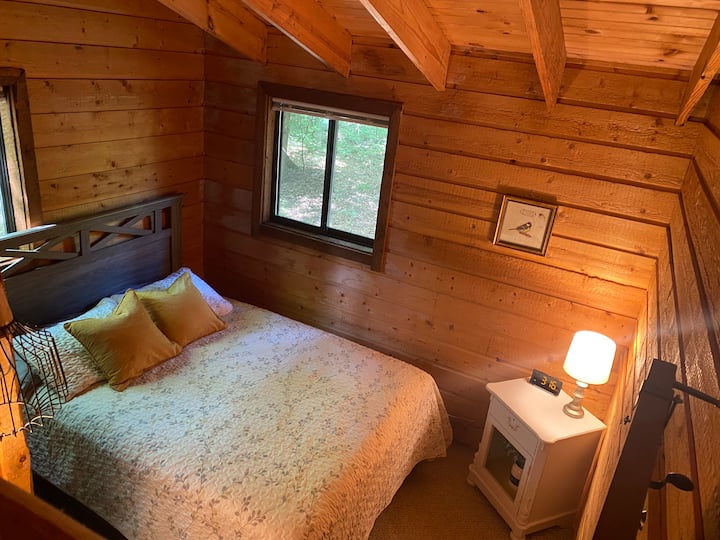 Bedroom 2 - Queen bed