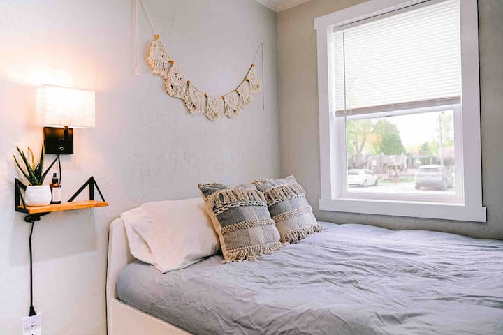 舒适的标准双人床，可看到街对面的公园。  手机充电器建在可调光的墙壁上。  享受波西米亚风情的氛围:)