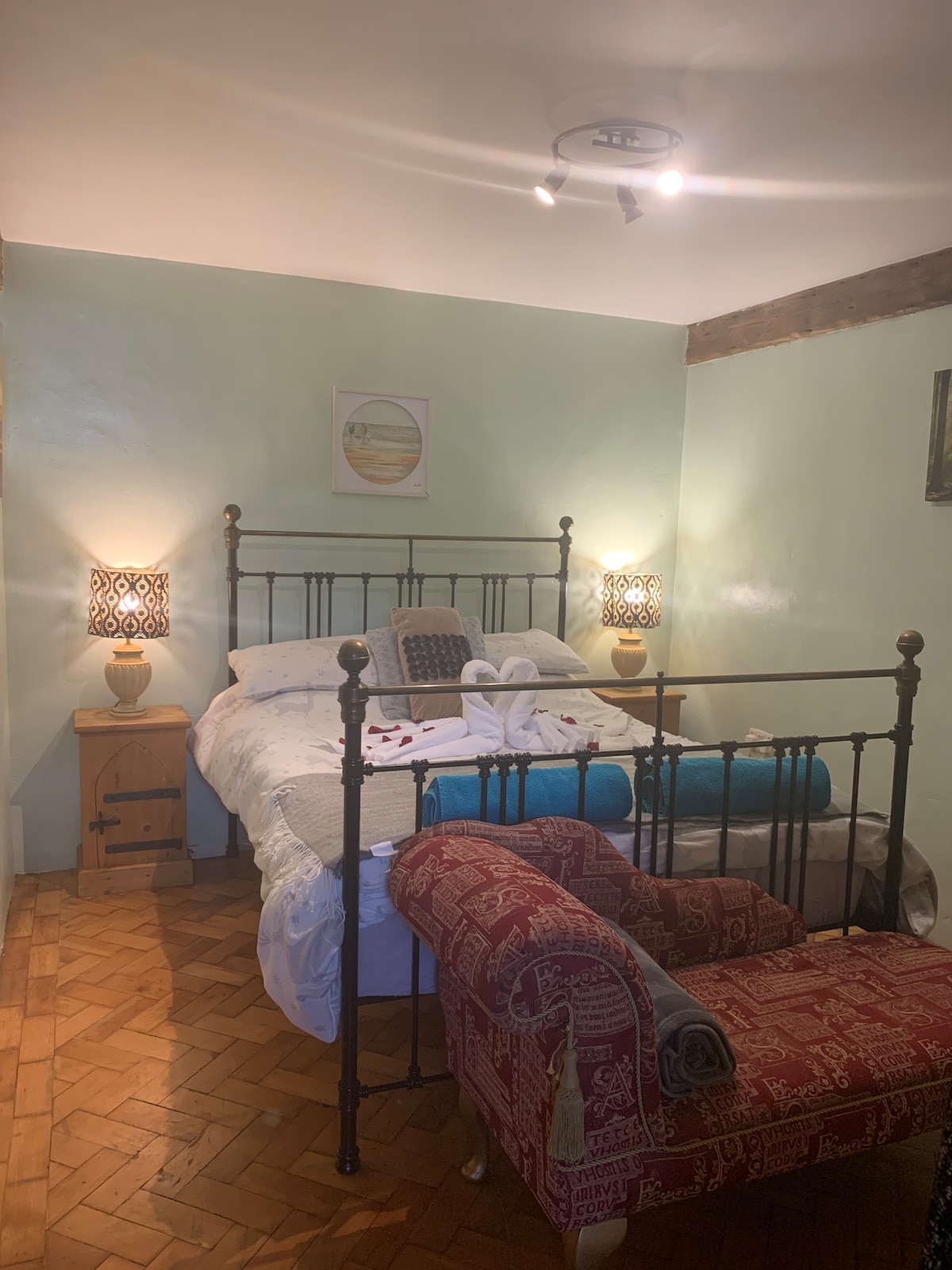 Прекрасен кревет од ковано железо со супер удобен душек/мемориска пена. Спалната соба има и USB приклучоци.