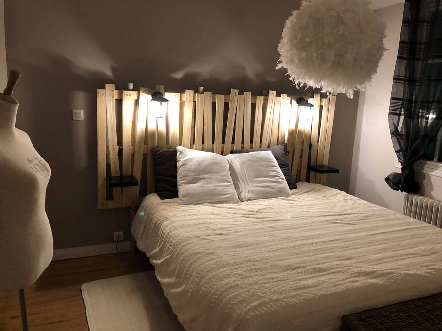 Chambre parentale à l'étage avec son dressing et son lit en 180