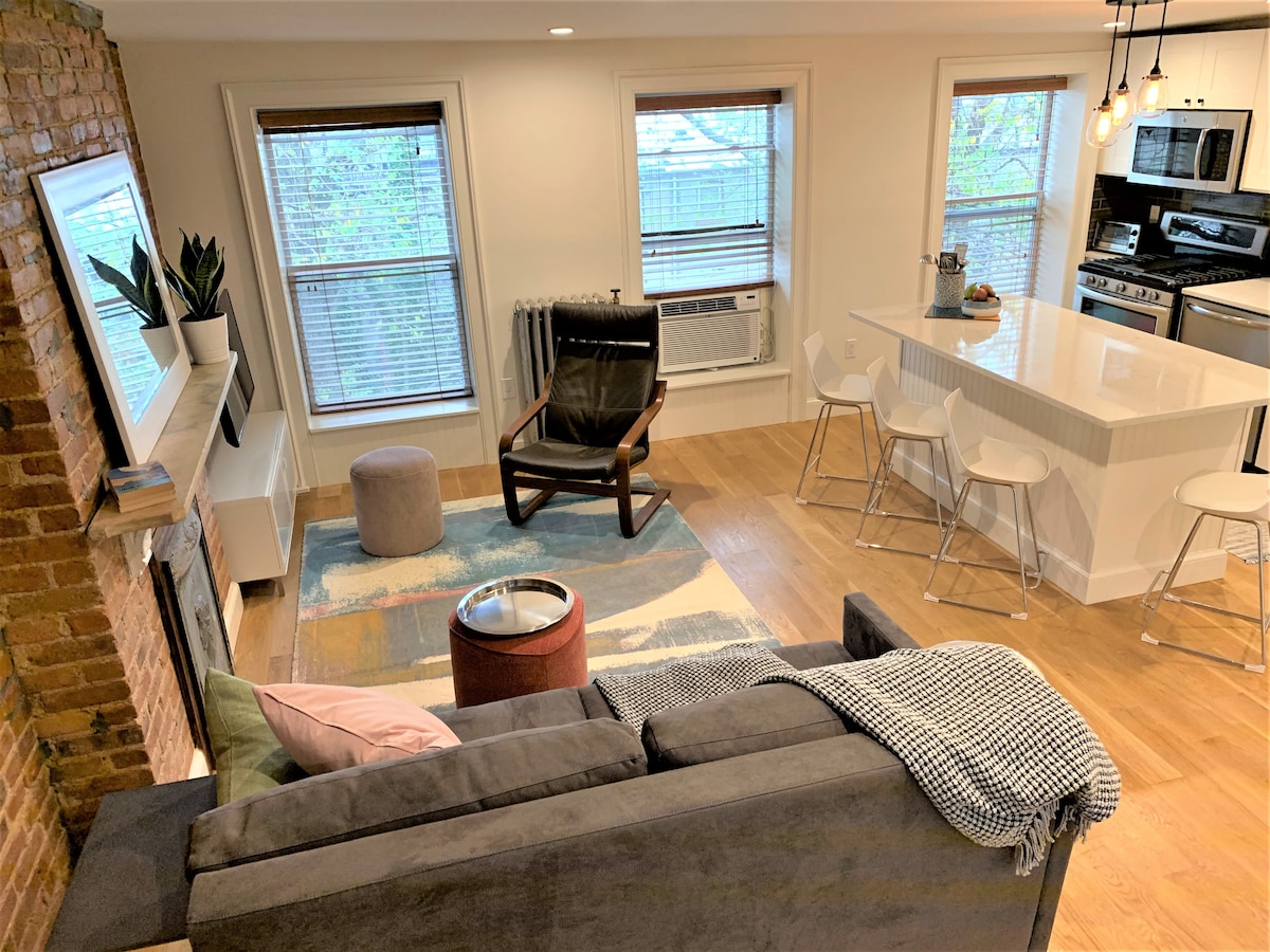 يمنح المطبخ المفتوح وتخطيط غرفة المعيشة شعورًا بالهواء الطلق ، مع نوافذ كبيرة تستحم بالمسكن في الضوء الطبيعي. 