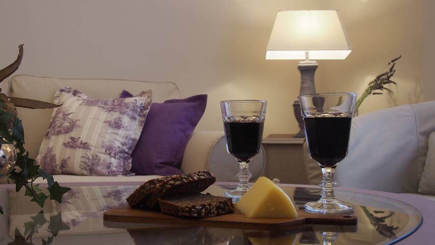 KRH/ Lavender Luxury Suite a stroll to Parthenon gallery image 2