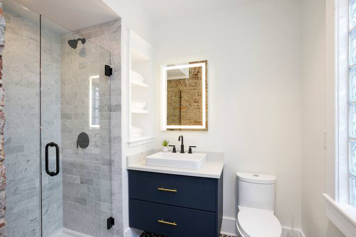 Upscale Craftsman, Hot Tub, Walk to Belmont & 12 S gallery image 5