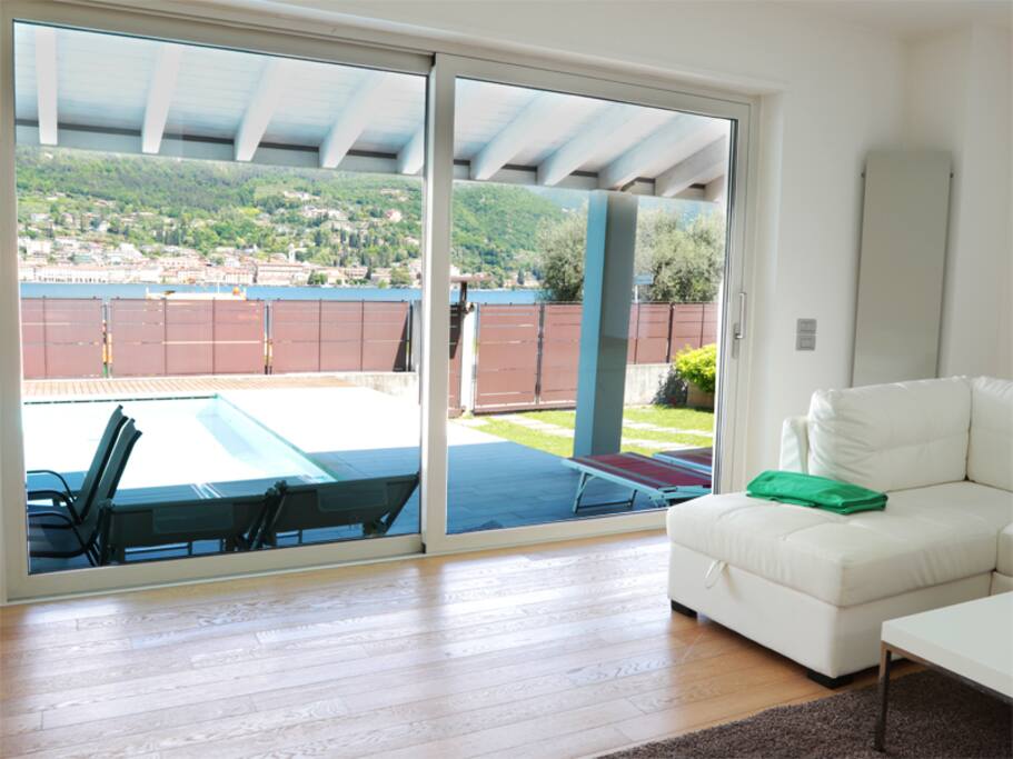 salone con vista piscina e lago