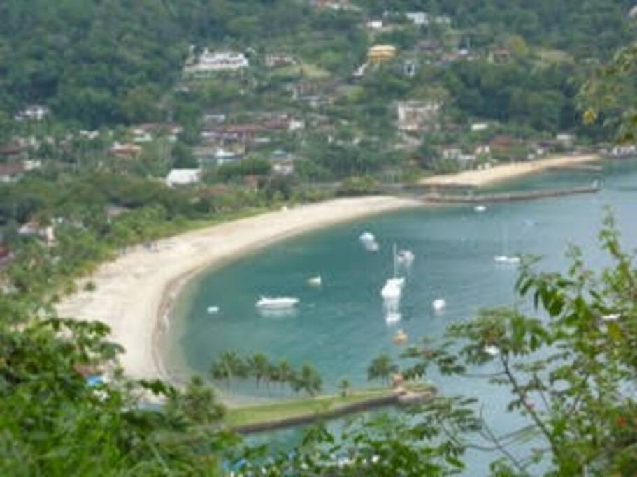 Vista de cima da praia