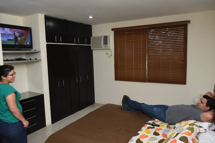 Chambre avec fenêtre donnant sur le parc.
