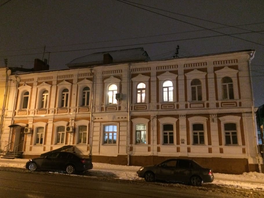 Дом постройки 18 века. Верхние 5 окон справа - апартаменты Historical Place