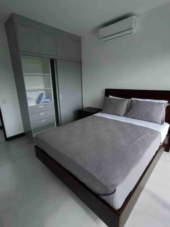 Room with a comfortable bed, air conditioning and access to the balcony