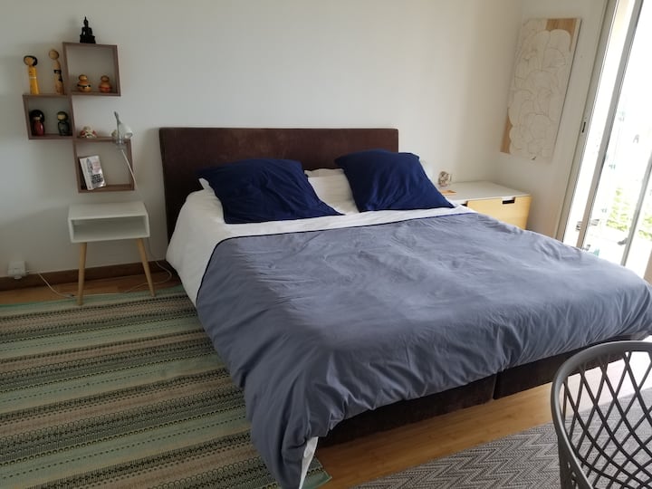 חדר שינה ראשי גדול. אפשרות להניח מזרן על הרצפה או על מיטת המטריה.