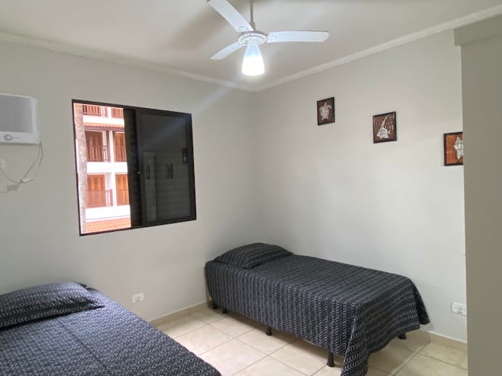 Chumba cha 2 cha kulala kilicho na kiyoyozi na kiyoyozi na feni ya dari. Inajumuisha vitanda viwili na WARDROBE