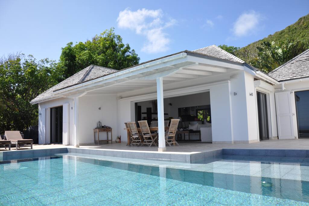 Belle terrasse ensoleillée , piscine a débordement