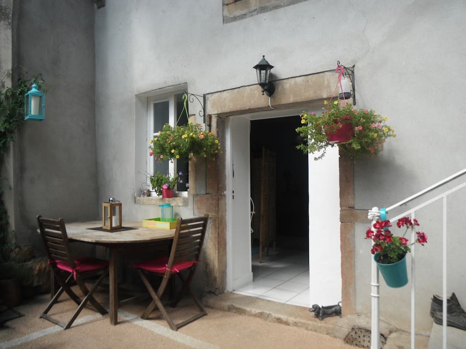 Entrée du Studio. Terrasse, salon de jardin.