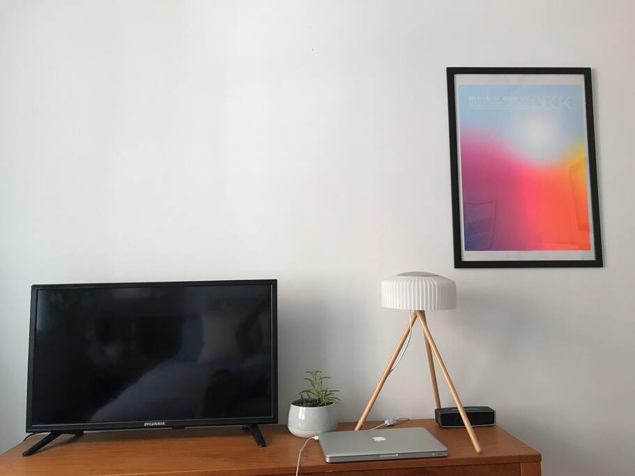 TV set up. (Kinda shitty tbh, but who wants to Netflix and chill when you're in Montreal, right?)