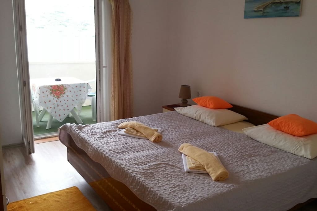 Spavaća soba s bračnim krevetom dimenzija 190X200.Iz spavaće sobe izlazi se na balkon gdje je otvoren pogled prema moru. D
