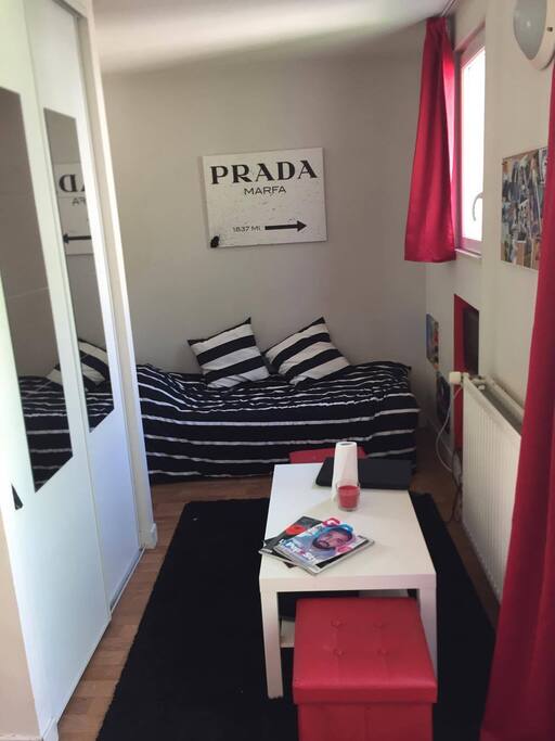 Pièce principale , lit 1 place avec tv en face étagère non voyante entre le dressing avec miroir sur la gauche et le lit