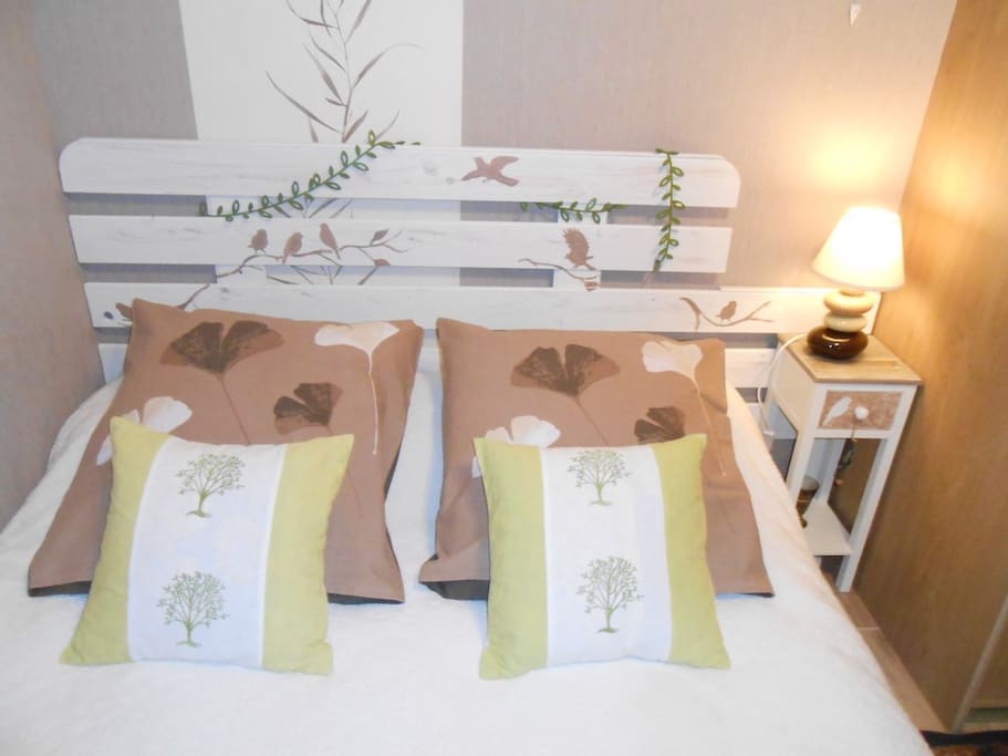 Chambre "nature". Tête de lit fait par la propriétaire