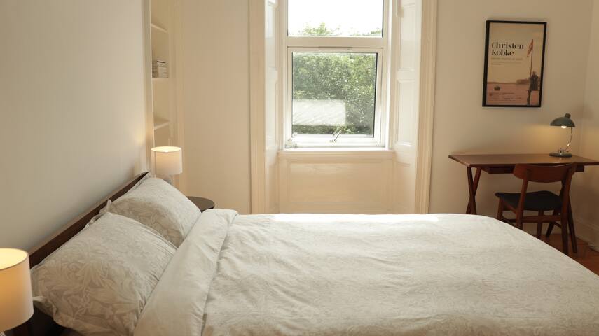*Bright Airy Flat Sleeps 3-5