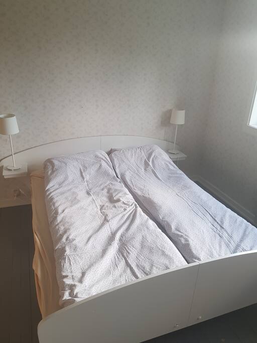 Lyst innbydende soverom