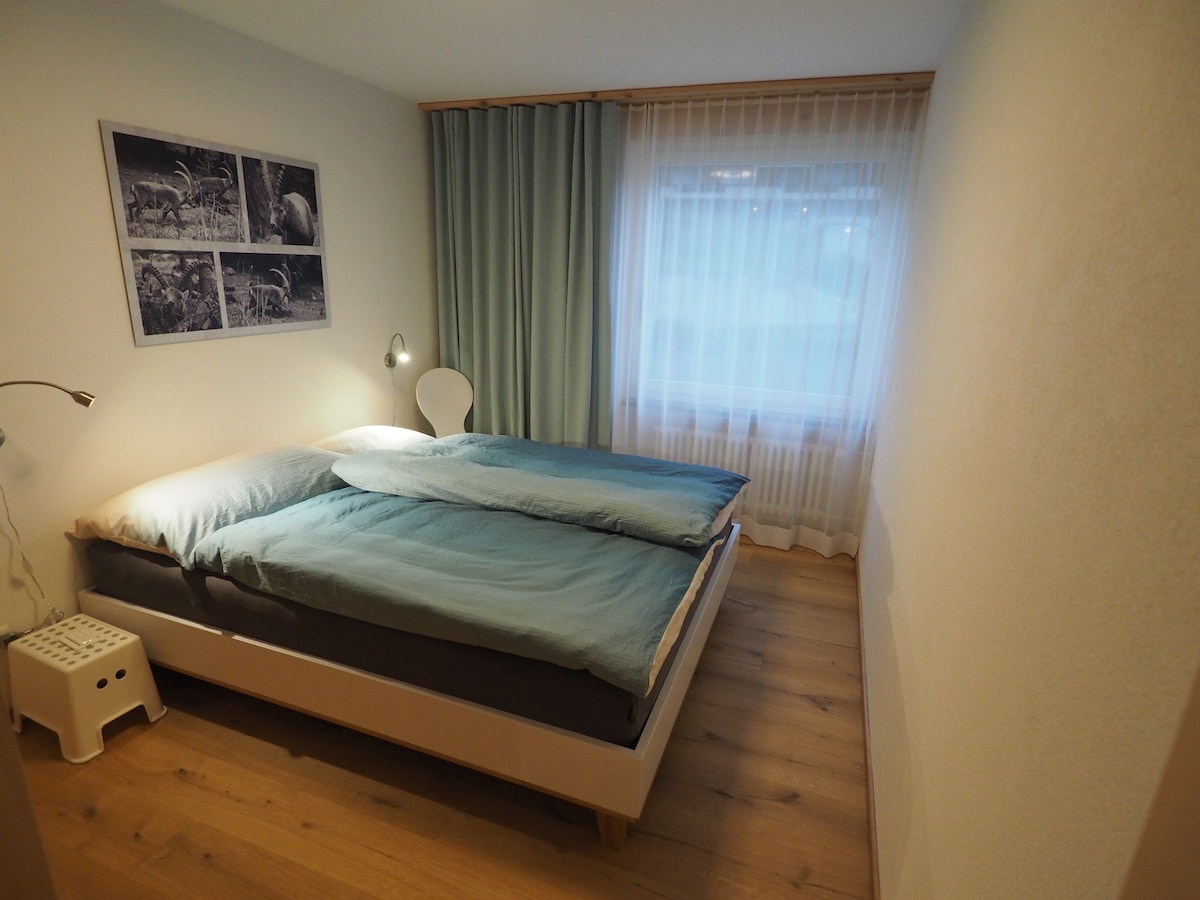 Spálňa pre rodičov (manželská posteľ a šatník)