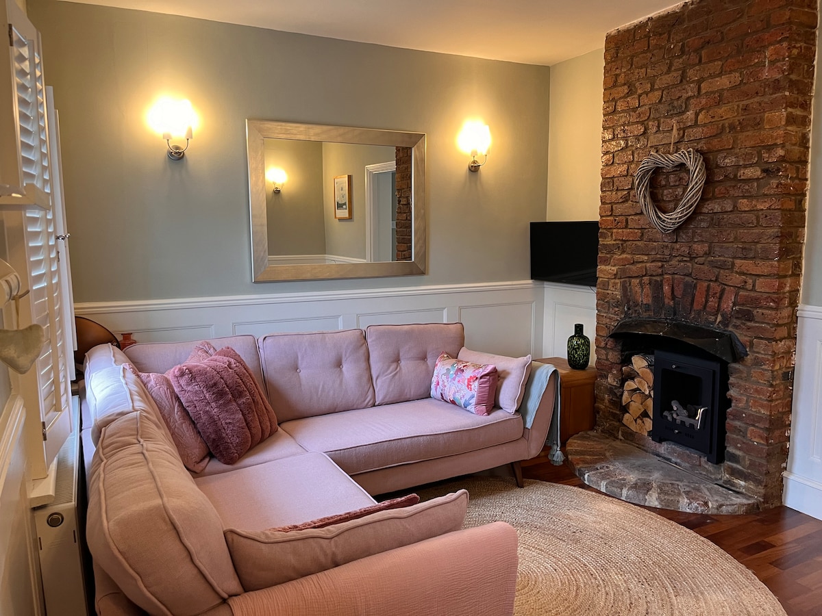 Top Airbnb: Contented Cottage - 2 Bedrooms, Zone 5 in Epping Forest