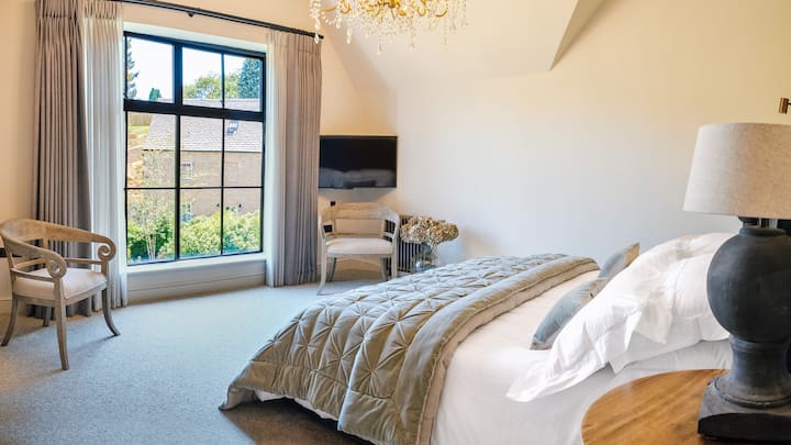 Chumba Maalumu cha kulala, kinachoangalia bwawa la kinu na Bustani ya Mill Dene