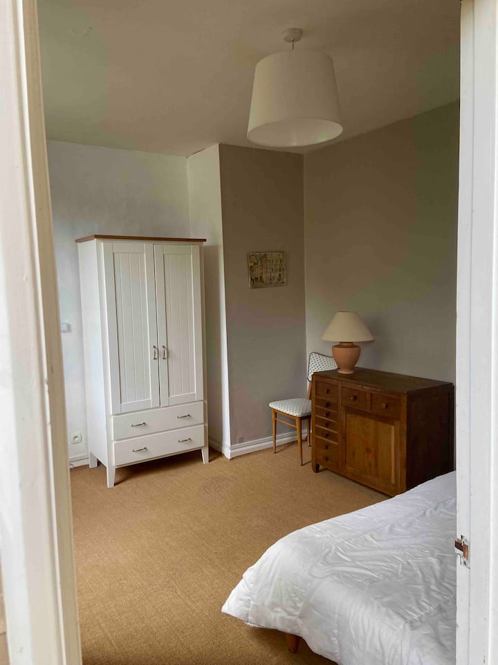 Прелиста соба на 1-ви кат