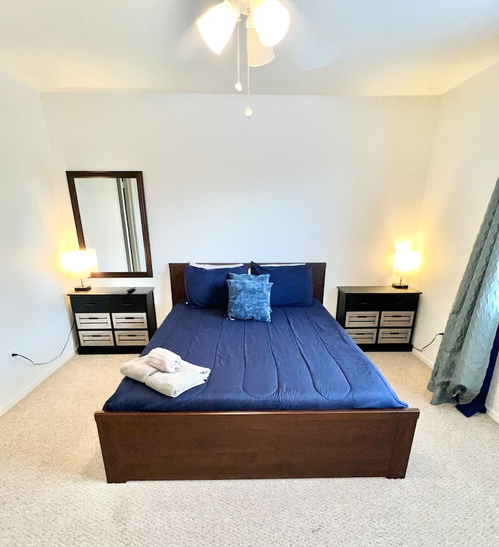 Glavna spavaća soba s ormarom , pametnim televizorom i krevetićem.