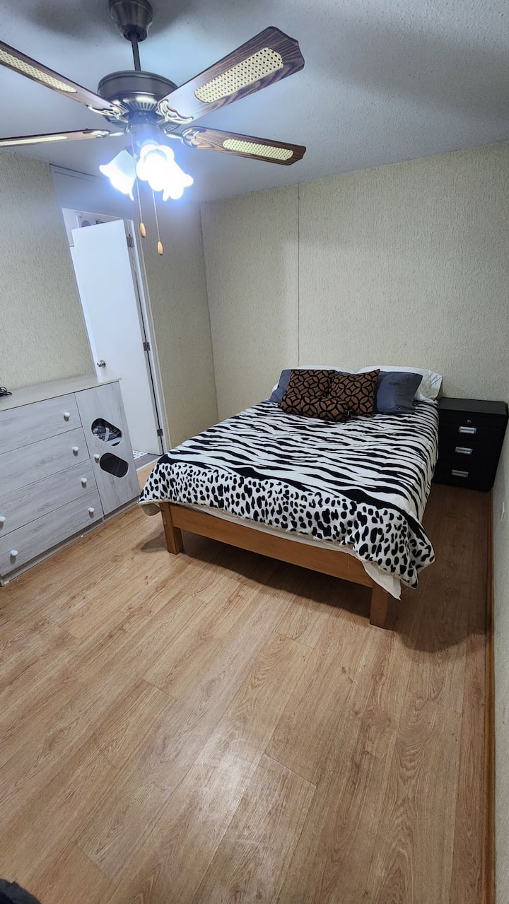 Საძინებელი 1, საწოლი 152 × 203 სმ