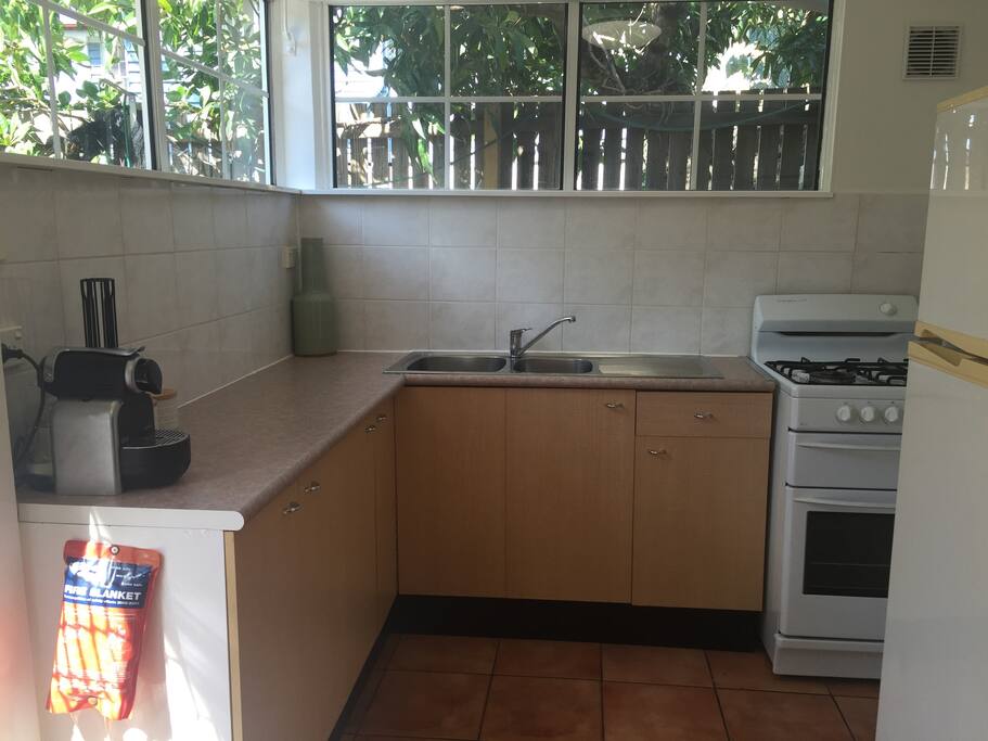 Fully contained kitchen, gas cooktop, full-size fridge/freezer, microwave, Nespresso coffee machine