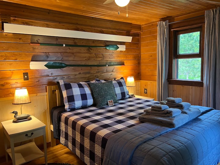 Dhoma e gjumit #4- Krevat dopio "Queen" me Trundle pull-out për të akomoduar lehtësisht të vegjlit!  Kjo dhomë ka gjithashtu pamje nga liqeni i sipërm Eau Claire!