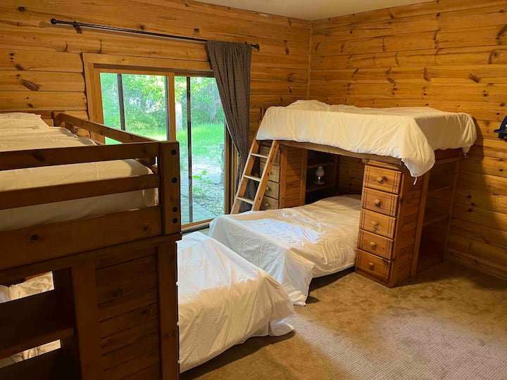 مرحبًا بك في ملاذنا المليء بالضحك، حيث يخلق أبناء العمومة ذكريات تدوم مدى الحياة!  غرفة النوم الساحرة هذه، مع مجموعتين من الأسرّة بطابقين، مصممة خصيصًا للضحك في وقت متأخر من الليل والمحادثات الحميمة. يتضمن الكثير من مساحة الدرج.