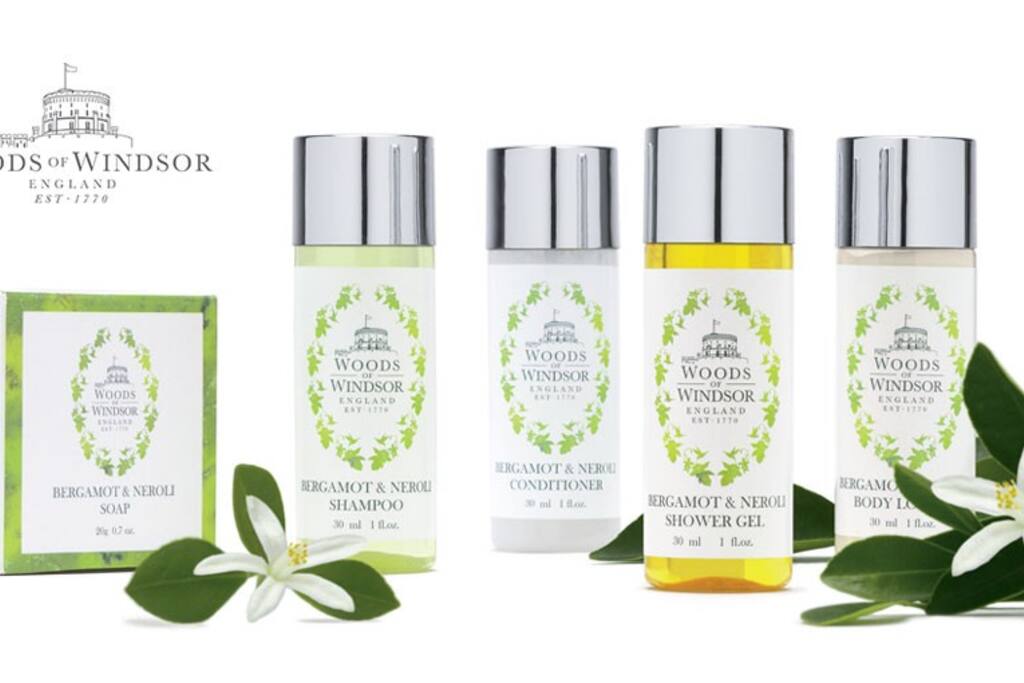 Des produits de beauté naturels qui tirent leur inspiration du romantisme nostalgique et du charme sauvage d’un jardin anglais !
La marque a pour origine une boutique d’apothicaire située auprès du château de Windsor. Cette petite échoppe était non seulement au service de la population locale de Windsor mais aussi de la famille Royale et de ses éminents visiteurs.
Un trésor de vieilles recettes et d’anciennes formules remontant à la fondation de l’établissement a inspiré la création de nombreux produits de toilette qui figurent encore aujourd’hui dans l’offre de la marque.