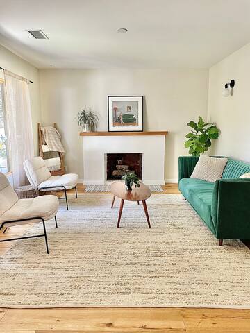 Stylish La Cañada Home gallery image 2