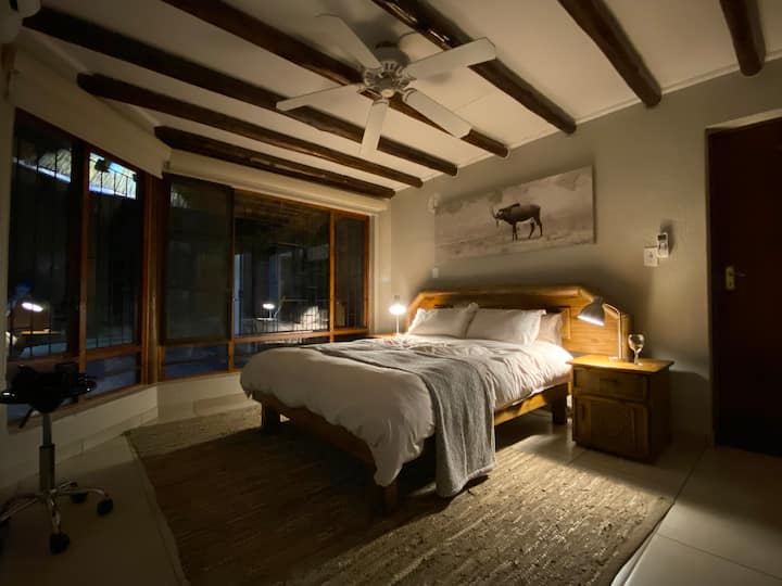 Chambre 1 climatisée avec salle de bains privative en bas 