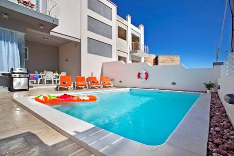 Villa with private pool next to St Julian's