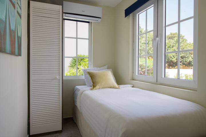 Violet Blossom ni fleti iliyosafishwa yenye vyumba vitatu vya kulala kwa wageni 5. Vyumba vyote vya kulala vina viyoyozi na fleti ina mabafu mawili mazuri yenye mabafu ya maji ya joto.