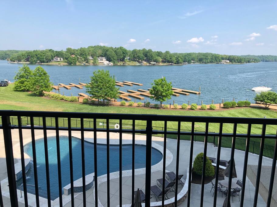 Large corner balcony with beautiful lake view!