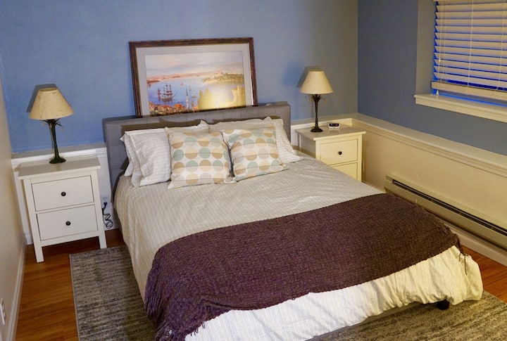 เตียงควีนไซส์ด้านบนหมอนพร้อมผ้านวมและหมอนนุ่มนอนหลับฝันดีเพื่อนๆ 