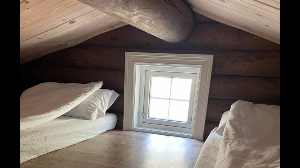 Camas en el loft. (3 posibles)
(tres posibles) para dormir en el ático. (tres posibles)