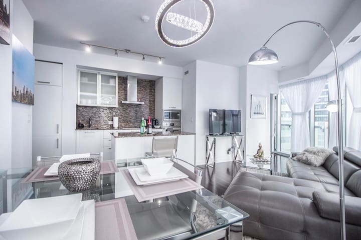 Luxurious 2 Bedroom Lakeview Apt