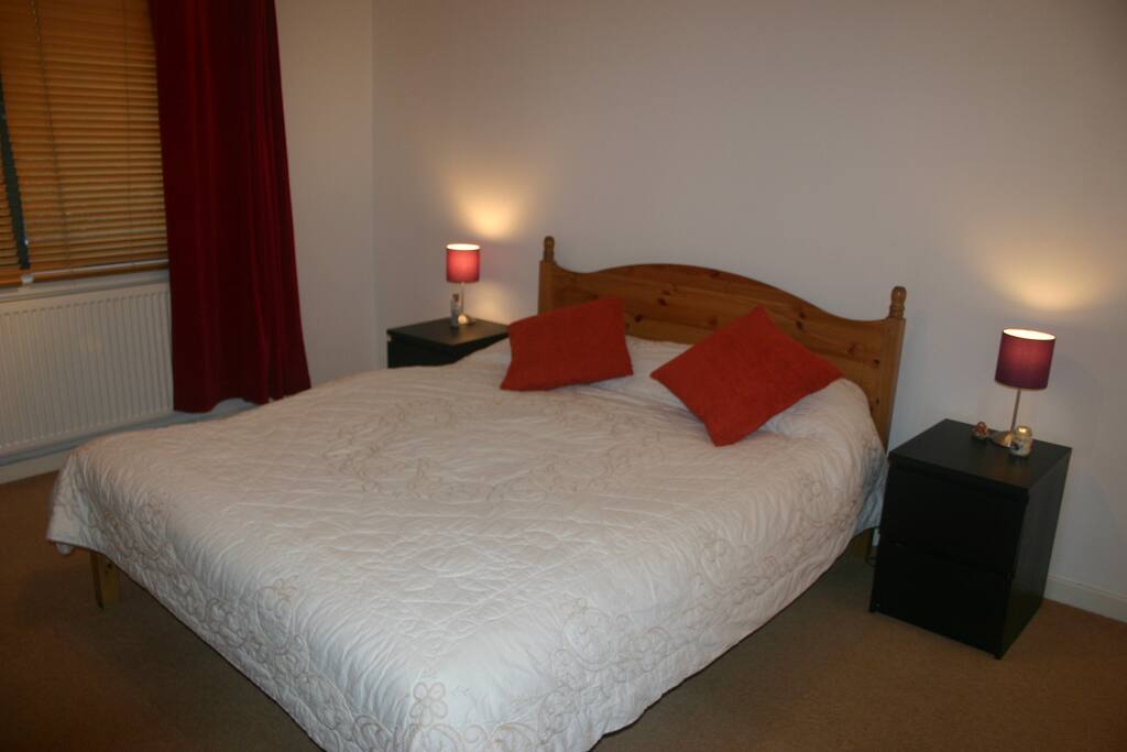 Kingsize bed with view of back garden
