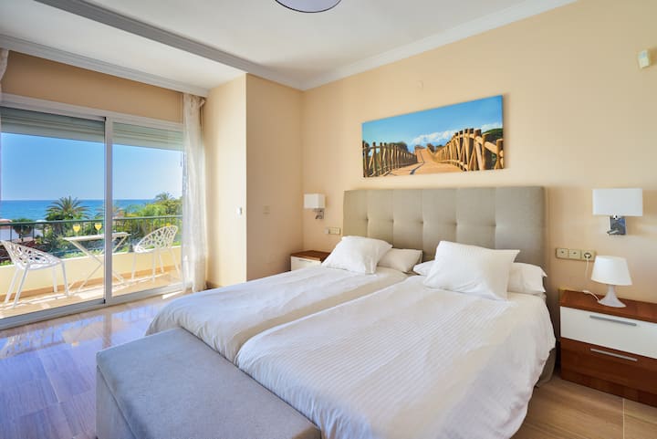 Twin bedroom with private terrace