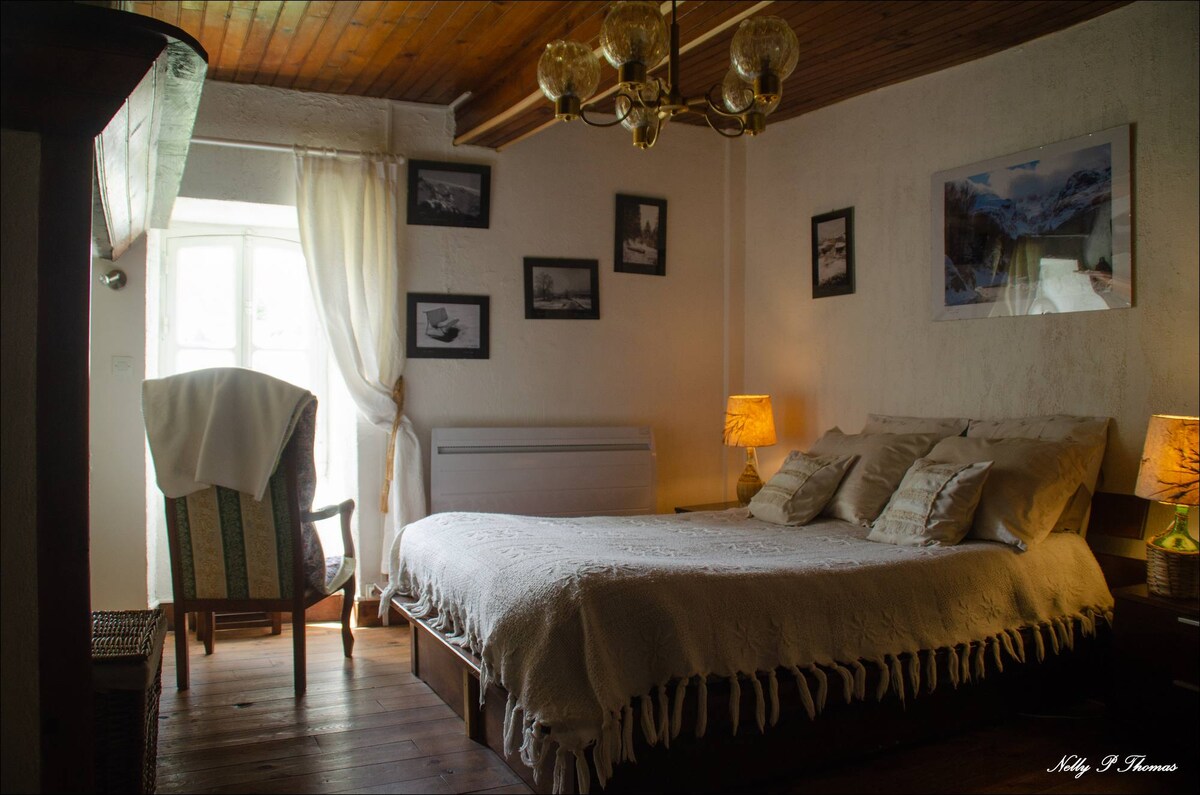 Snehová miestnosť, výhľad na dedinu a hory.