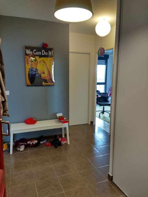 Entrée, chambre d'amis/bureau à droite, rangement.