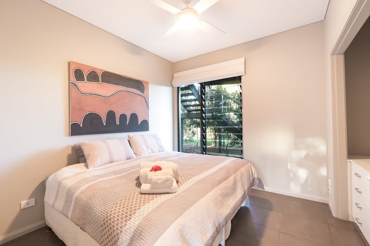 غرفة النوم 4 في الطابق السفلي - تكوين سرير كينج