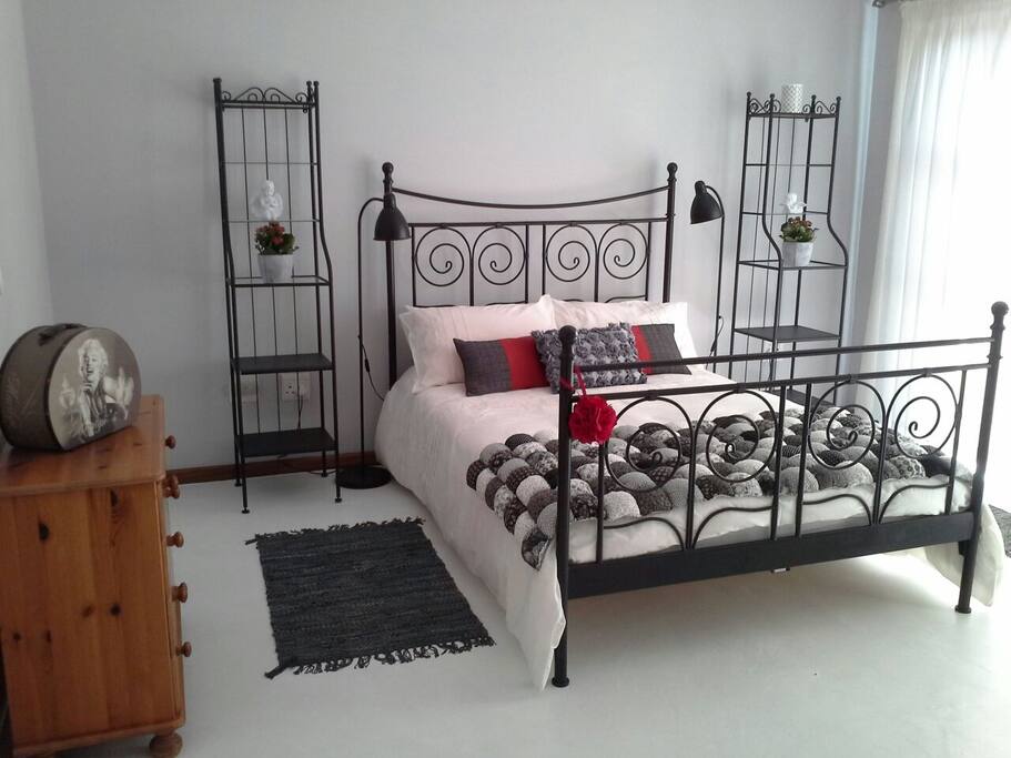 Big bedroom with sliding door that open to the pool area
