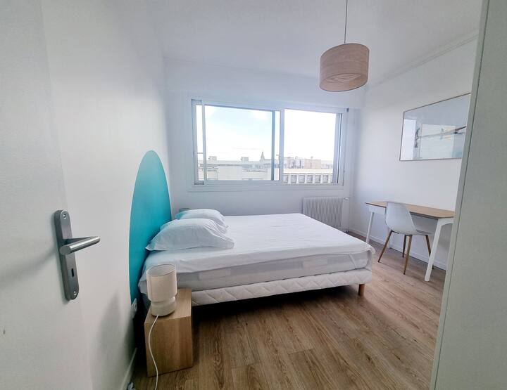 Dhomë gjumi e madhe = 14m2, krevat dopio, tavolinë pune, dhomë dopio