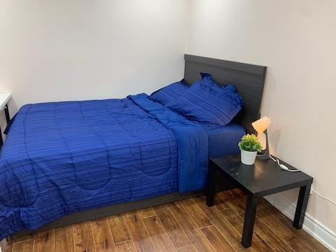 Very cozy basement apartment with queen bed - Rm 2