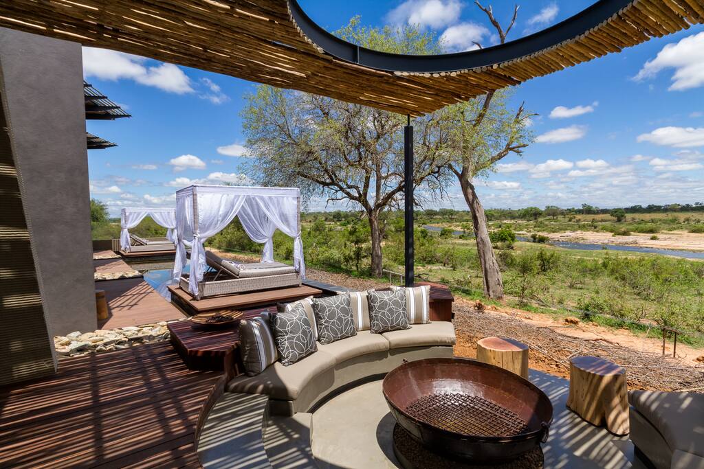 N'Wambu Safari Lodge - Boma area looking towards pool