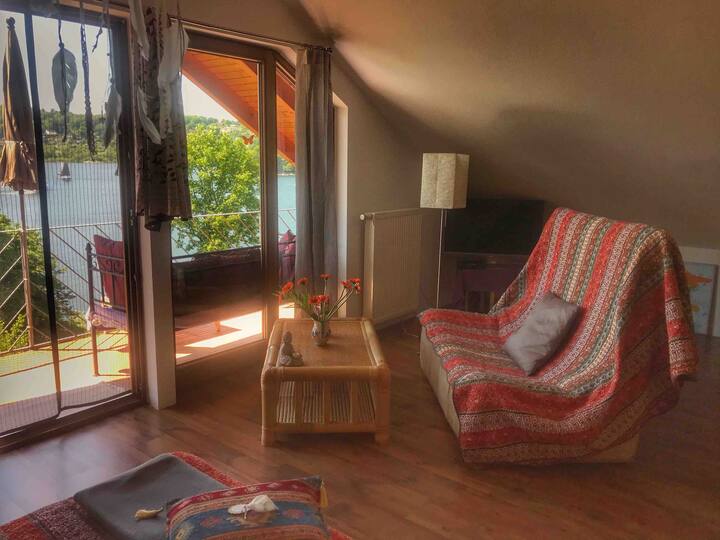 Ისიამოვნეთ ან წაიკითხეთ მყუდრო დივანი ტბასთან.